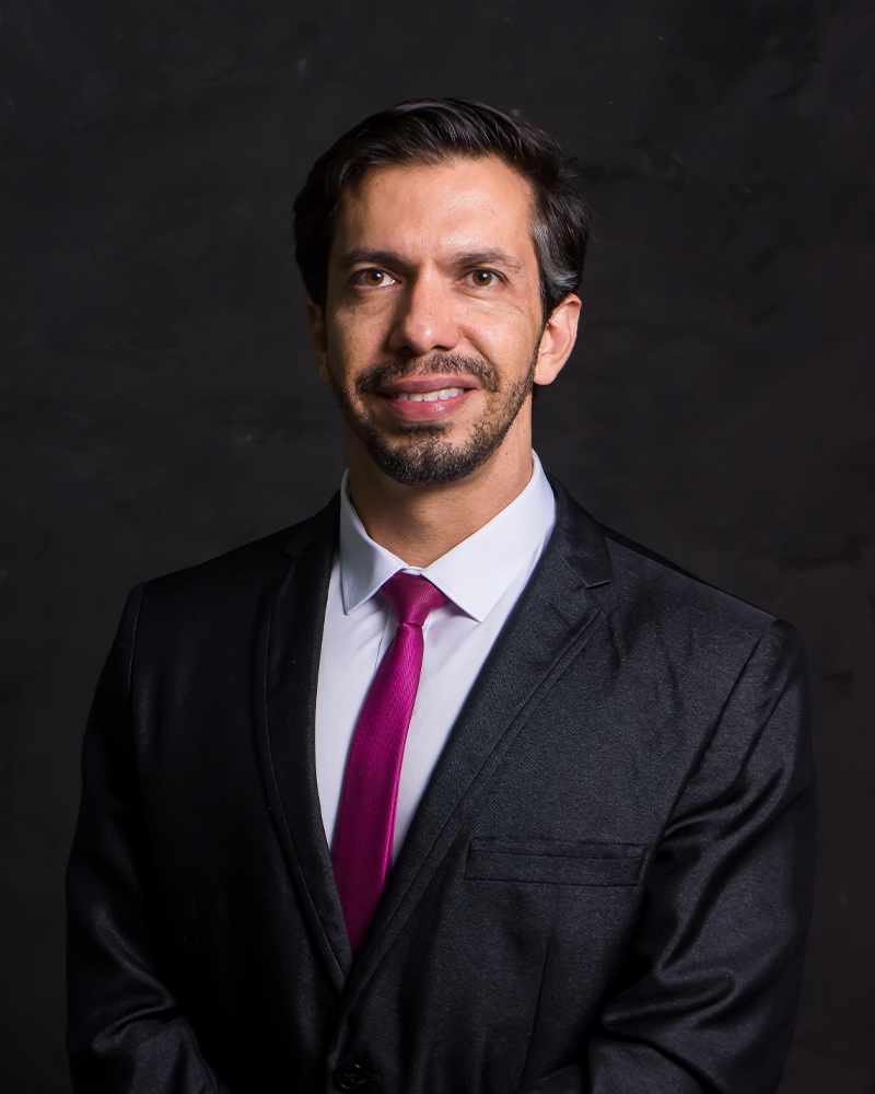 Dr. Alderi Filho em seu consultório